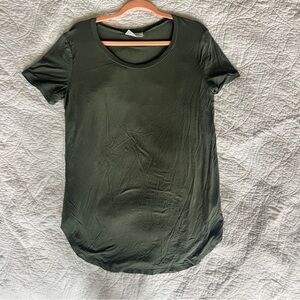 Carly Jean Los Angeles Scoop Neck tee size medium olive green